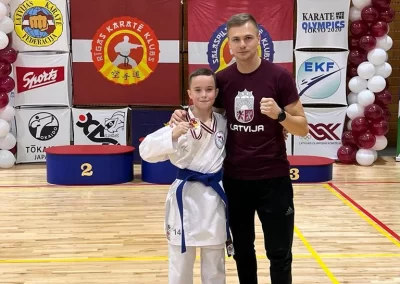 kumite karate treneris ar audzekni sacensībās