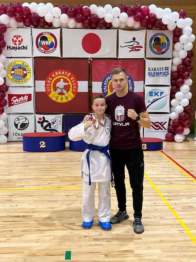 kumite karate treneris ar audzekni sacensībās